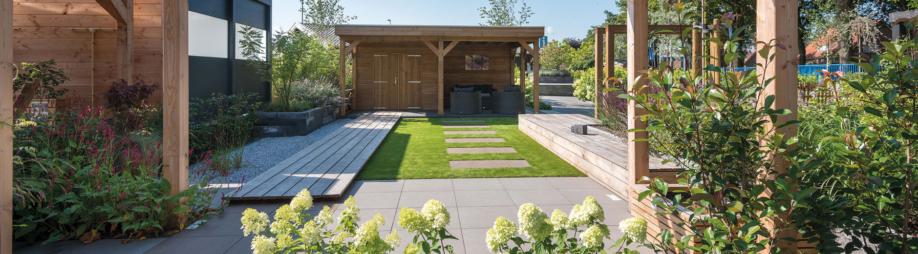 Mooi aangelegde tuin, rondom de woning.